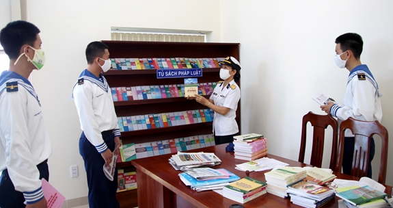 Thiếu tá Đoàn Thị Thanh Hà giới thiệu tủ sách pháp luật với chiến sĩ của đơn vị.